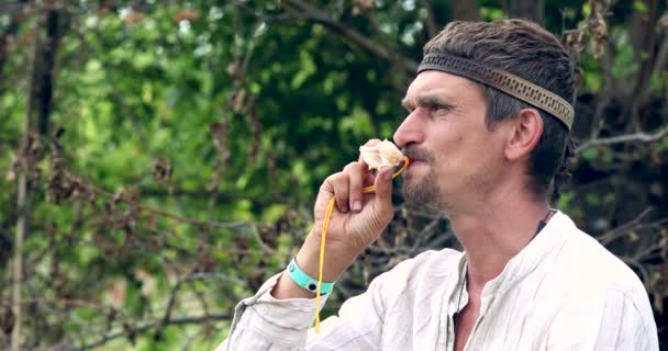 A férfi zenész játssza az eszközöket az ókori szlávok Wind nemzeti hangszerek. - Felvétel, videó