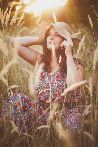 hermosa chica en un prado al atardecer
 - Foto, imagen