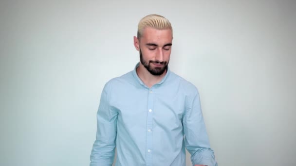 man met blond haar, zwarte baard over geïsoleerde witte achtergrond toont emoties - Video
