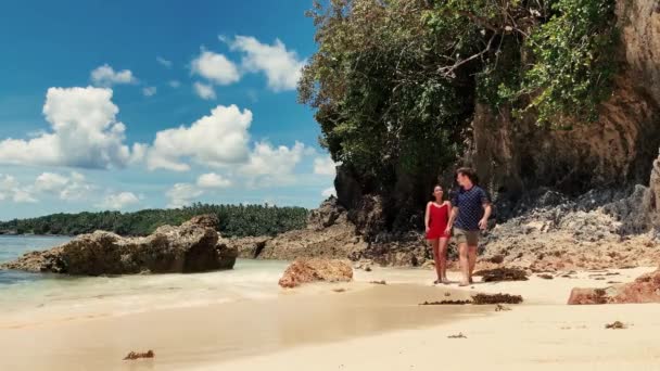 Felice coppia interrazziale a piedi sulla spiaggia di sabbia bianca al giorno d'estate
. - Filmati, video