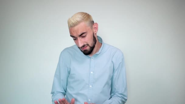 Muž se světlými vlasy, černý plnovous nad izolovaným bílým pozadím vykazuje emoce - Záběry, video