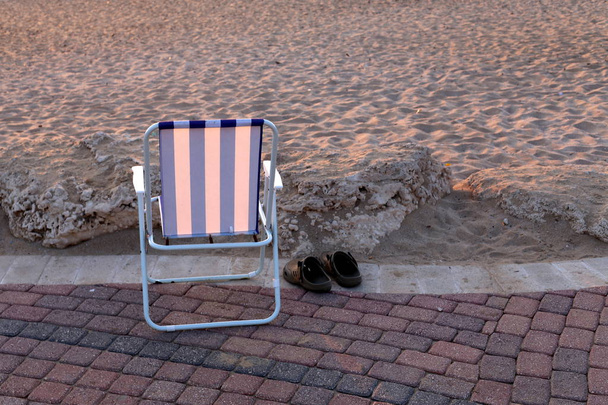 egy szék áll a Földközi-tenger partján, Izrael északi részén  - Fotó, kép