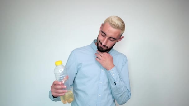 man met blond haar, zwarte baard over geïsoleerde witte achtergrond toont emoties - Video