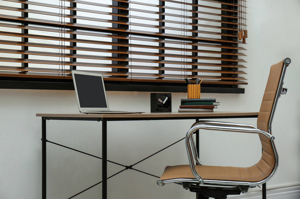 Стильный интерьер на рабочем месте с современным офисным стулом
 - Фото, изображение