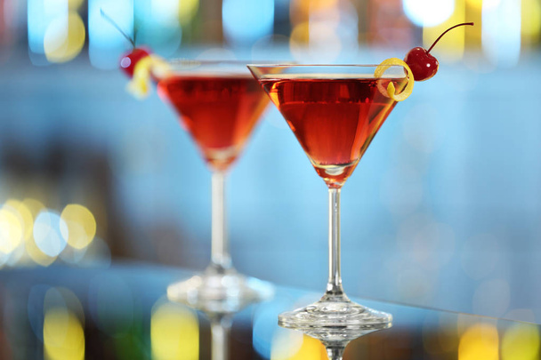 Gläser mit frischem alkoholischen Cocktail auf der Theke - Foto, Bild