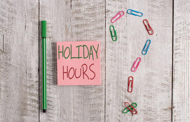 Sana kirjoittaa tekstiä Holiday Hours. Liiketoiminta käsite Aikataulu 24 tai 7 Puoli päivää tänään Viime hetken sulkeminen Pastelli väri huomata paperin vieressä paikallaan yläpuolella puinen pöytä
. - Valokuva, kuva