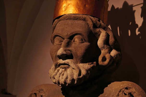 das Antlitz der Statue Karls des Großen in der Grossmünsterkirche in Zürich, Schweiz. - Foto, Bild