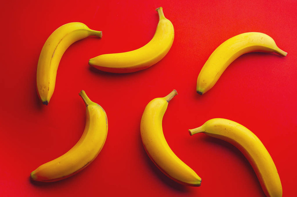  Ізольовані банани на червоному тлі
 - Фото, зображення