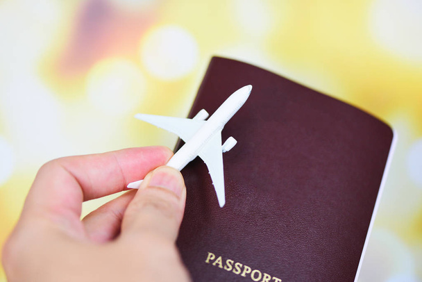 αεροπλάνο και διαβατήριο στο χέρι ταξιδιωτικός ταξιδιώτης αεροπορικώς ταξίδια - Φωτογραφία, εικόνα