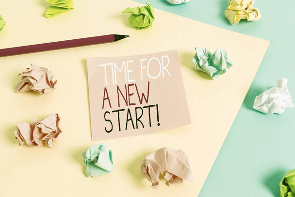 Escrevendo nota mostrando Time For A New Start. Foto de negócios mostrando algo é suposto começar agora Trabalho fresco Colorido enrugado papéis vazio lembrete azul amarelo clothespin
. - Foto, Imagem