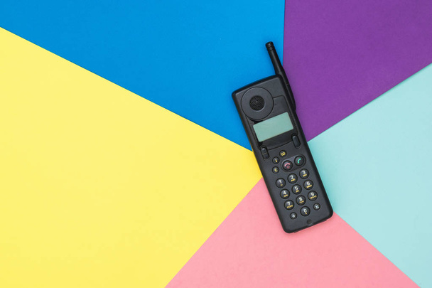 Telefone celular retro com antena em fundo colorido. Meios de comunicação retro
. - Foto, Imagem