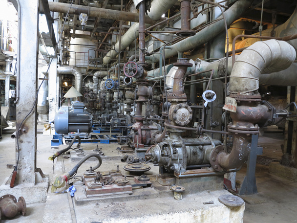 Motori elettrici che azionano pompe acqua industriali durante la riparazione
 - Foto, immagini