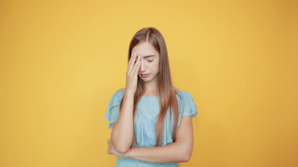 fille brune en t-shirt bleu sur fond orange isolé montre des émotions
 - Séquence, vidéo