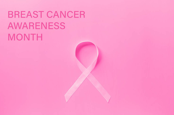 Słodki różowy kształt wstążki na różowe tło dla raka piersi symbol świadomości promować w październiku kampanii miesiąc. Płaski lay z przestrzenią kopiowania, widok z góry, makieta, narzut, szablon. Koncepcja opieki zdrowotnej - Zdjęcie, obraz