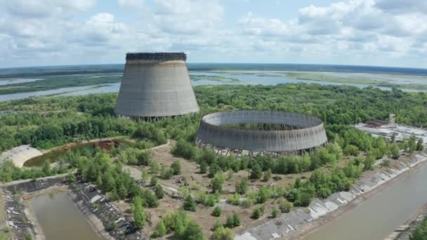 Vista del dron de dos torres de enfriamiento gigantes, Chernobyl
 - Metraje, vídeo
