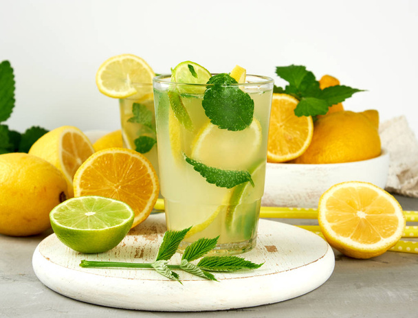 lato orzeźwiający napój lemoniada z cytryny, liście mięty, limonka  - Zdjęcie, obraz
