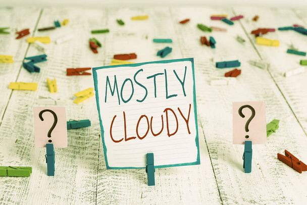 Begriffliche Handschrift, die meist wolkig zeigt. Geschäftsfoto, das schattige, dampfende, flauschige, nebelige Wolken zeigt, die Wolkendecke bröckelt mit Büroklammern auf dem Holztisch. - Foto, Bild