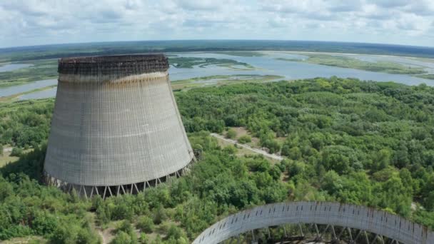 Vista aérea de torres de enfriamiento gigantes cerca de Chernobyl
 - Metraje, vídeo