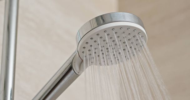 Veden virtaus suihkussa pään - Valokuva, kuva