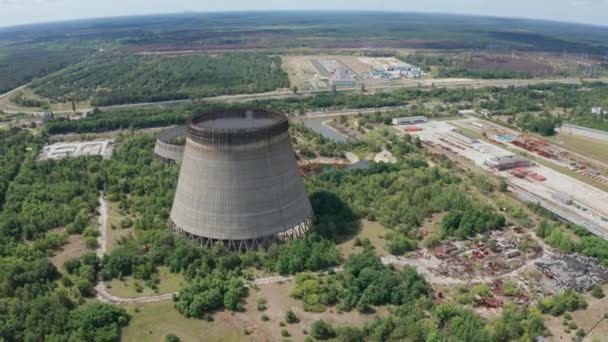 Vista aérea de torres de enfriamiento gigantes cerca de Chernobyl
 - Imágenes, Vídeo