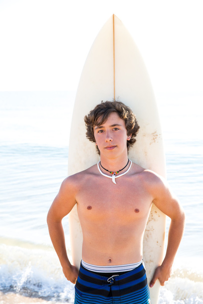 Surfer boy teenager with surfboard in beach - Foto, Imagen