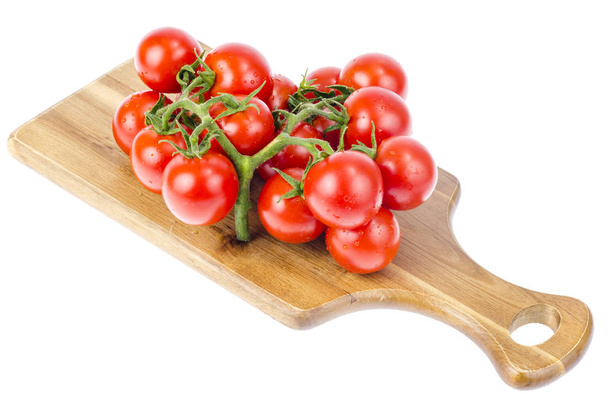 Pişirmek için kiraz domates ile Ahşap mutfak tahtası.  - Fotoğraf, Görsel