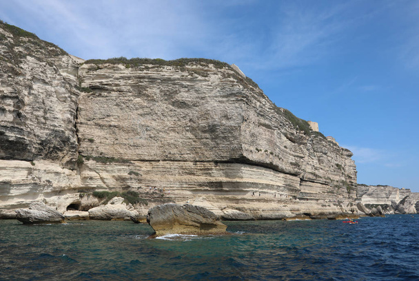 breite Klippen und das Mittelmeer - Foto, Bild