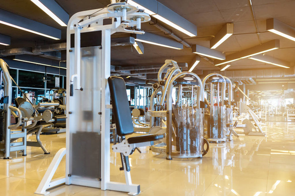 moderner Fitnessraum und Fitnessstudio mit Sportgymnastik - Foto, Bild
