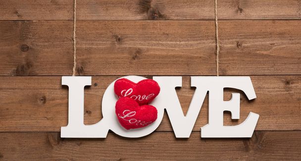 Bílý text s láskou visí na dřevěném pozadí - Fotografie, Obrázek