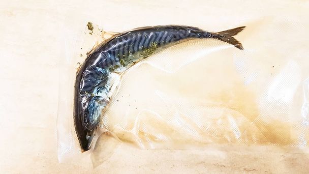 Риба макрель зі спеціями у вакуумній сумці для су-відео
. - Фото, зображення