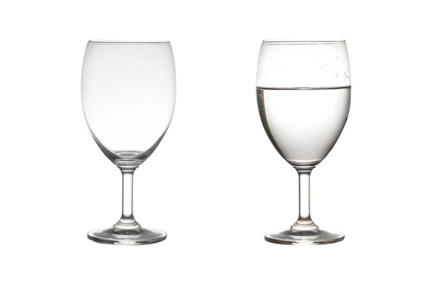 ワイングラスの中の半分の水は空です。白で隔離 - 写真・画像