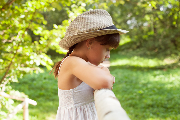 Sad little girl in a hat - Foto, afbeelding