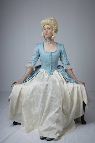 Femme du XVIIIe siècle en perruque blonde et robe bleue
 - Photo, image