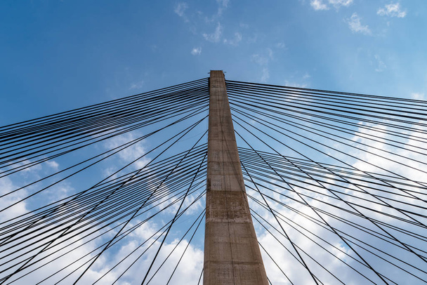 Moderne Hängebrücke. Detail der Turm- und Stahlseile - Foto, Bild