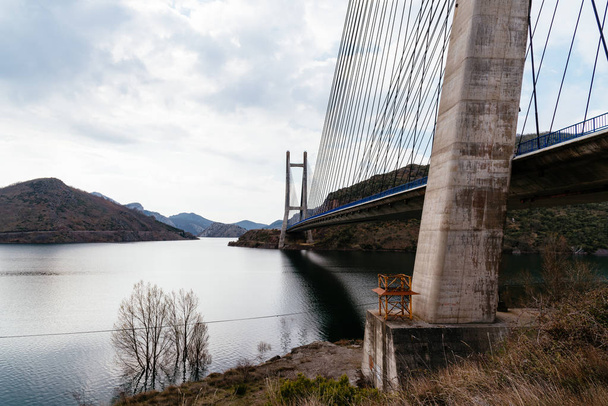 Современный подвесной мост через водохранилище Лос-Барриос-де-Луна
 - Фото, изображение