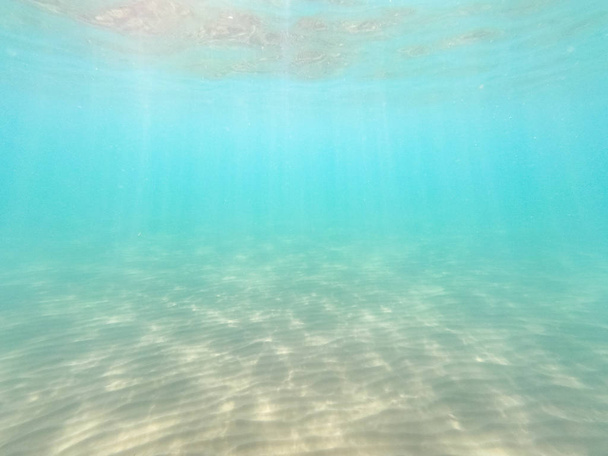 Чистая вода. подводный фон с песчаным морским дном. Текстура морской и океанской воды
. - Фото, изображение