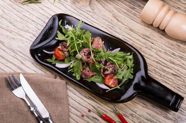 Roast beef salad with mixed greens - Photo, image