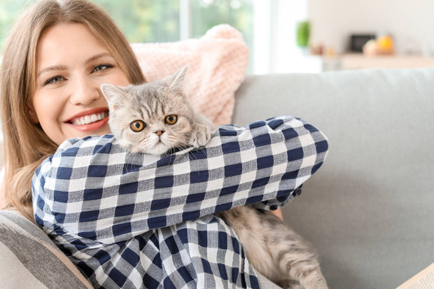 Beautiful young woman with cute cat at home - Fotografie, Obrázek