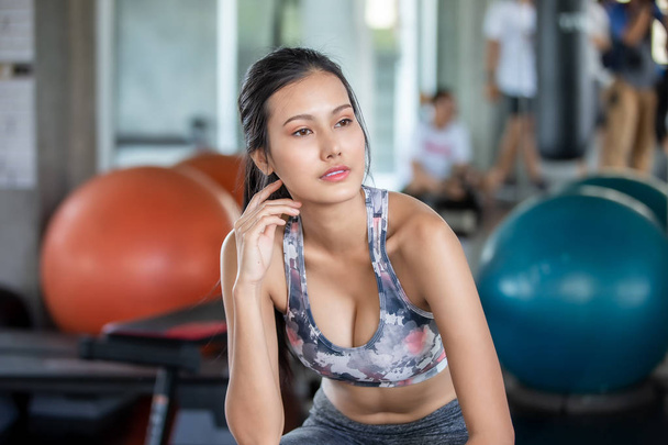 Porträt einer jungen Frau, die im Fitnessstudio trainiert - Foto, Bild