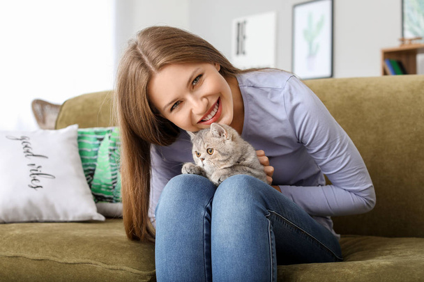 Красивая молодая женщина с милым котом дома - Фото, изображение