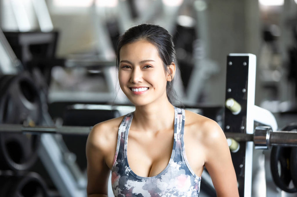 Portréja fiatal nő gyakorlása a Gym - Fotó, kép