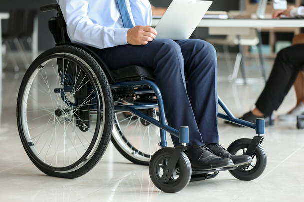 Behinderter junger Mann arbeitet im Büro - Foto, Bild