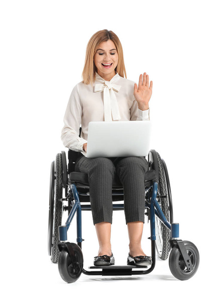 Hermosa mujer de negocios con portátil en silla de ruedas sobre fondo blanco
 - Foto, Imagen