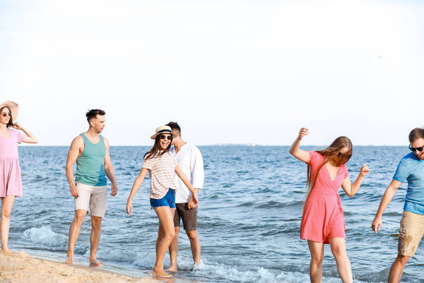 glückliche Freunde am Strand des Resorts - Foto, Bild