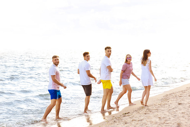 Happy friends on sea beach at resort - Фото, изображение
