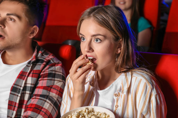 Coppia con popcorn guardando film in cinema - Foto, immagini