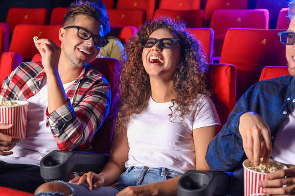 Amici con popcorn guardando film in cinema
 - Foto, immagini