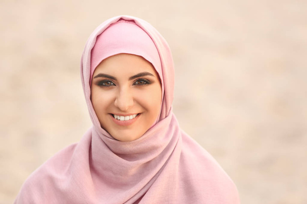 Retrato de bela mulher muçulmana ao ar livre
 - Foto, Imagem