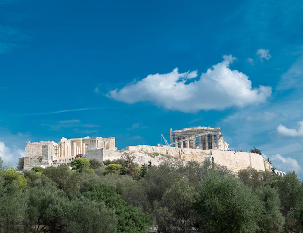 Atenas, Partenón antiguo templo griego en la colina de la Acrópolis, vista desde el oeste
 - Foto, Imagen