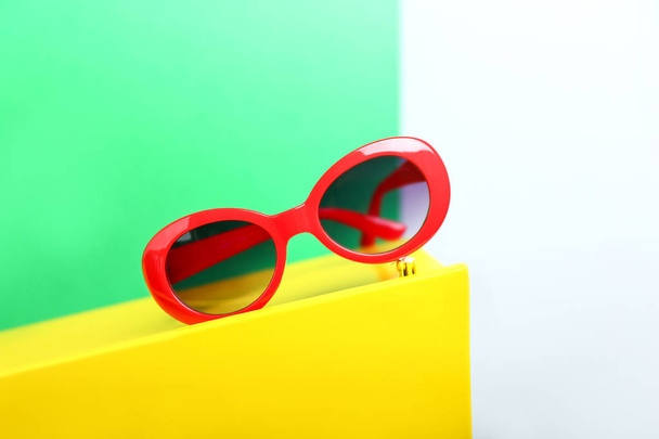 Stilvolle Sonnenbrille auf farbigem Hintergrund - Foto, Bild